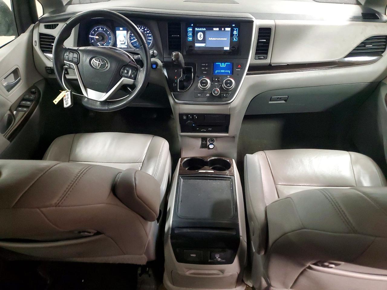 2017 TOYOTA SIENNA XLE PREMIUM 7-PASSENGER photo 8