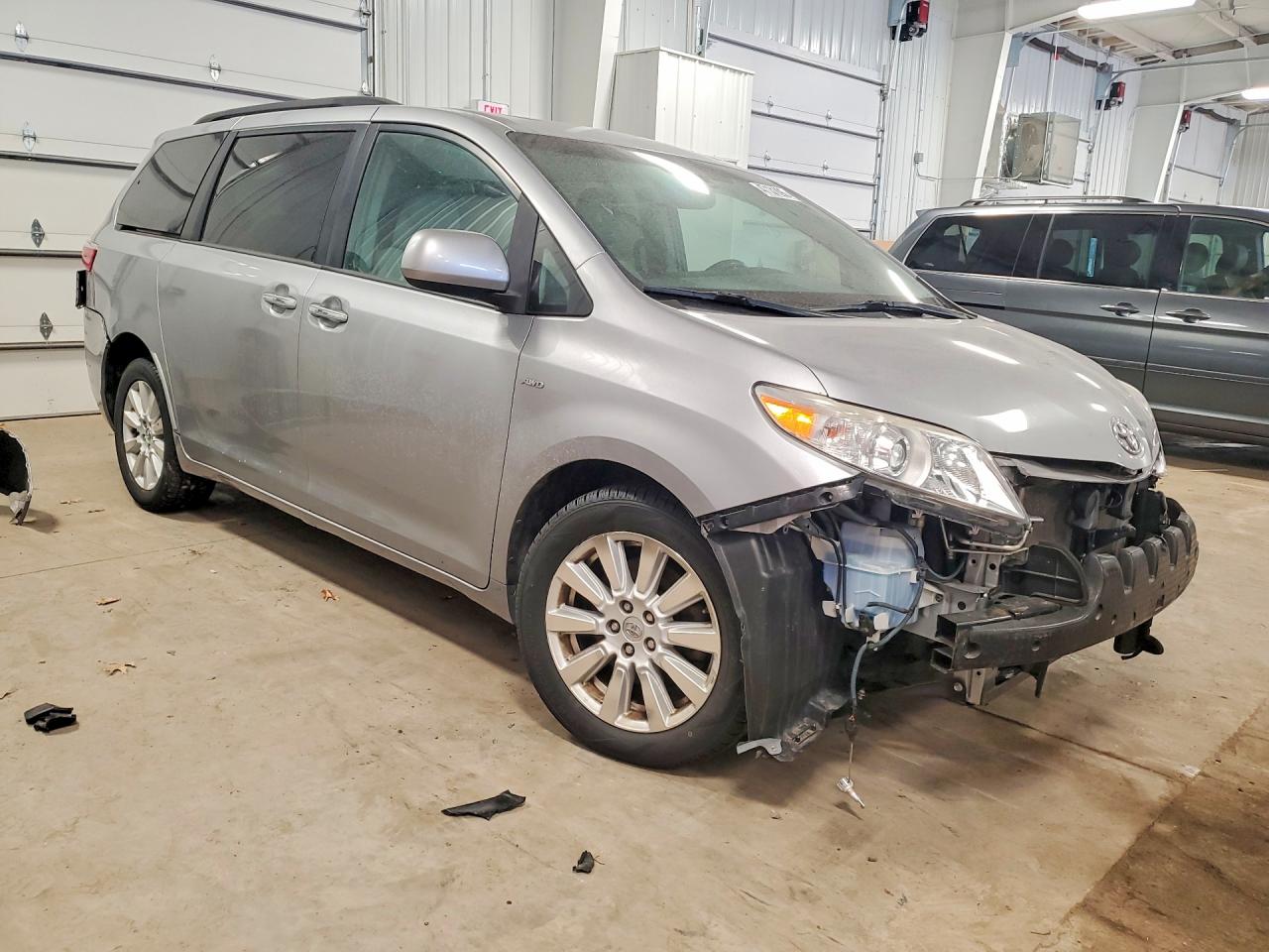 2017 TOYOTA SIENNA XLE PREMIUM 7-PASSENGER photo 4