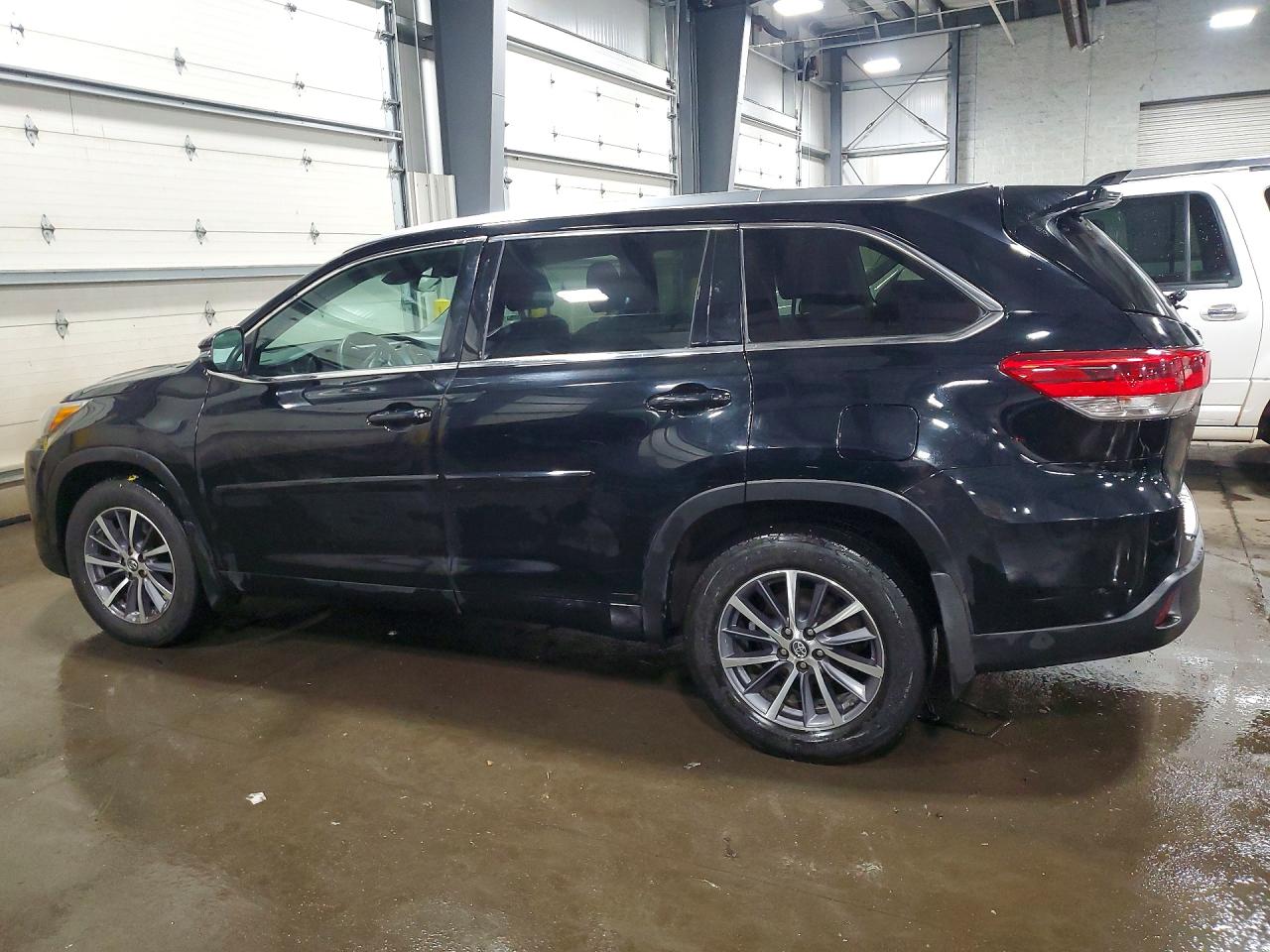 2018 TOYOTA HIGHLANDER XLE photo 3