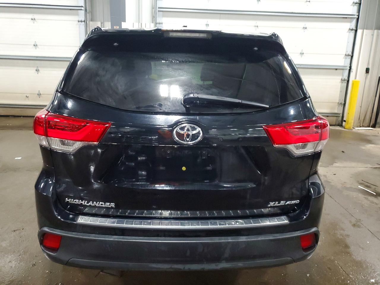 2018 TOYOTA HIGHLANDER XLE photo 11