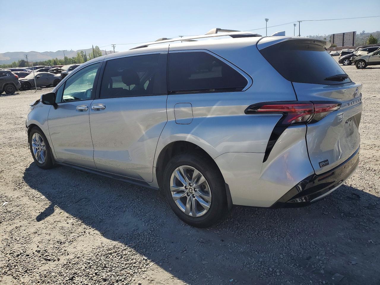 2022 TOYOTA SIENNA LIMITED 7-PASSENGER photo 2