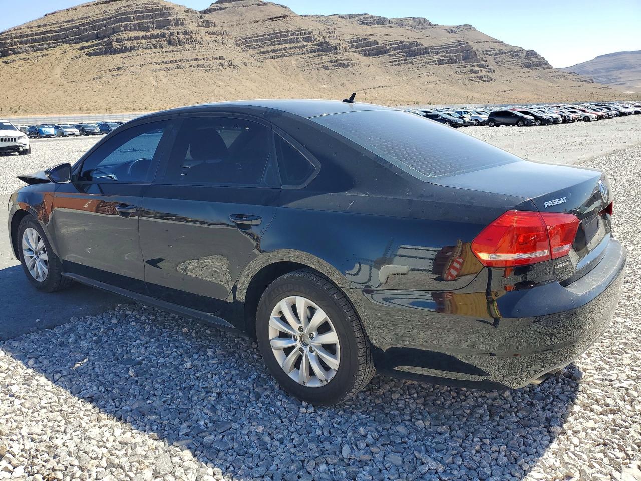 2012 VOLKSWAGEN PASSAT S photo 2