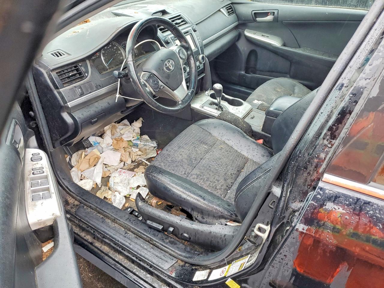 2014 TOYOTA CAMRY SE photo 15