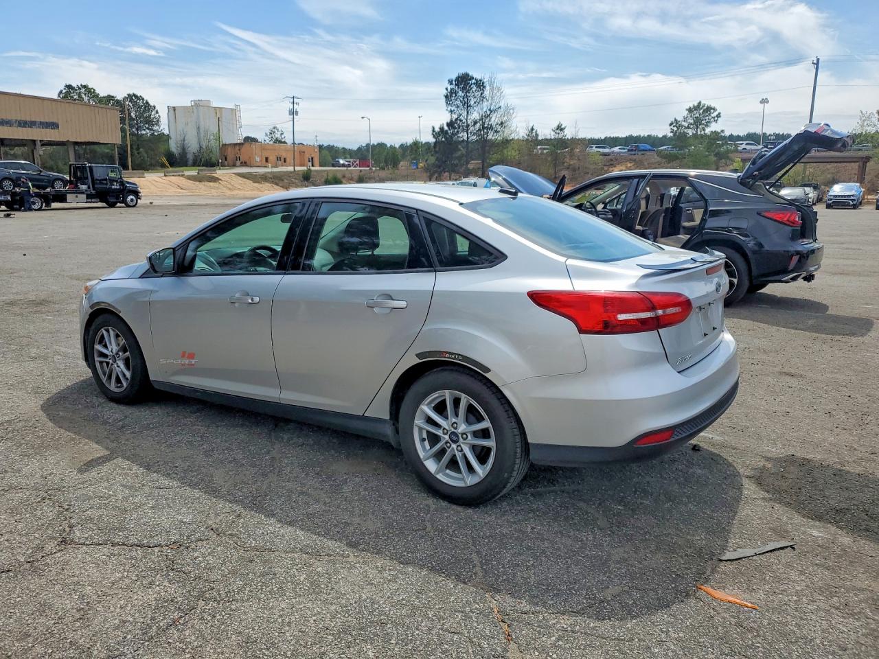2018 FORD FOCUS SE photo 2