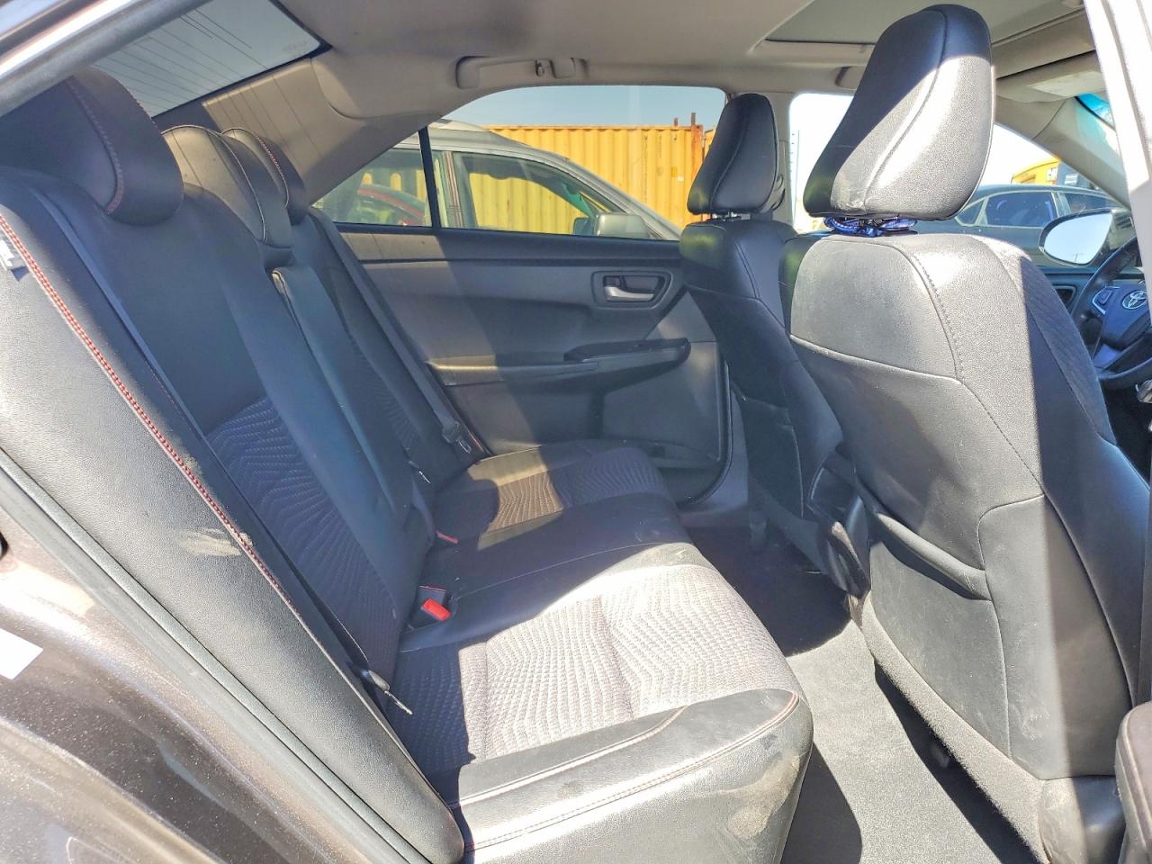 2015 TOYOTA CAMRY SE photo 28