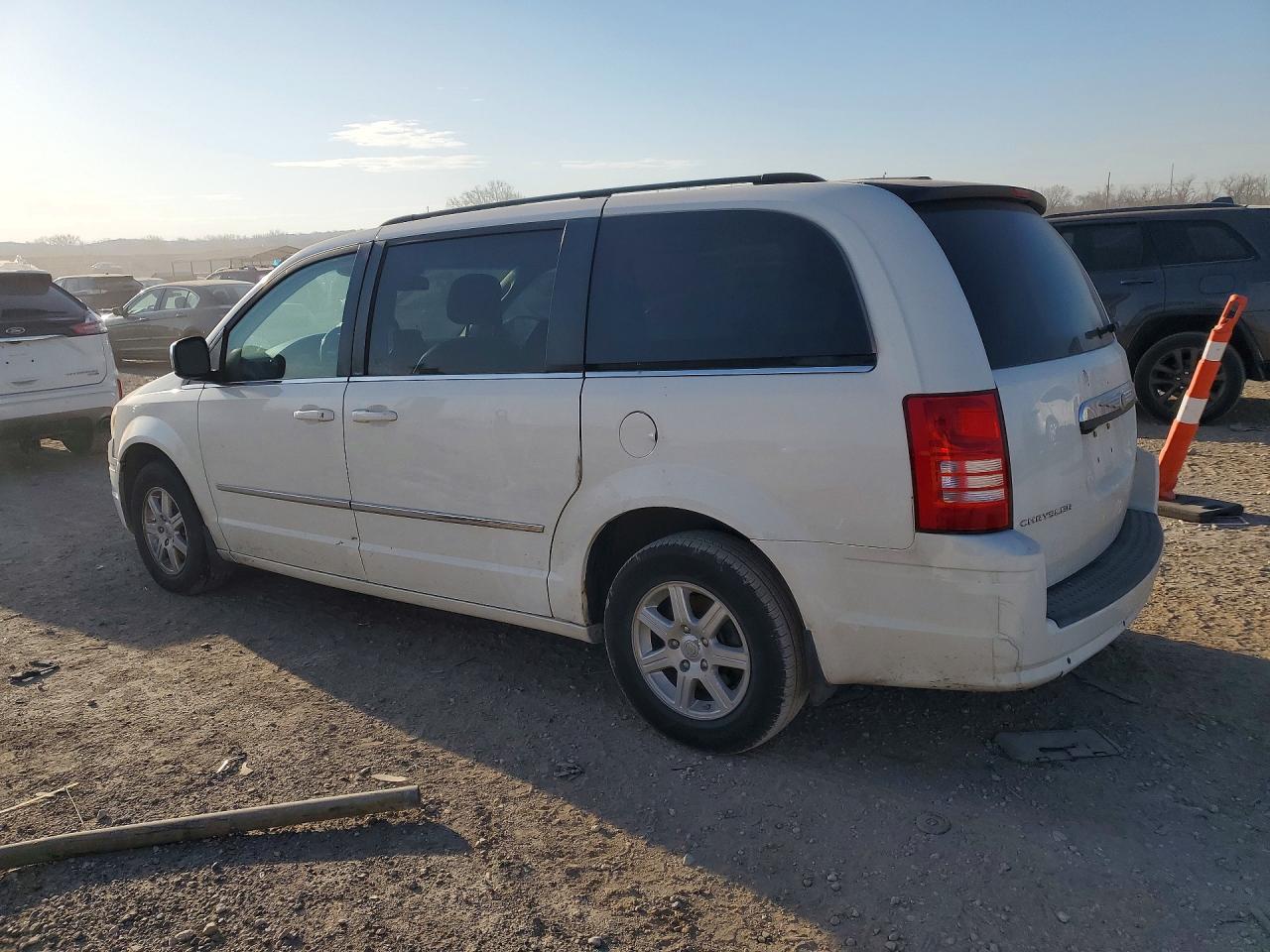 2010 CHRYSLER TOWN & COUNTRY TOURING PLUS photo 2