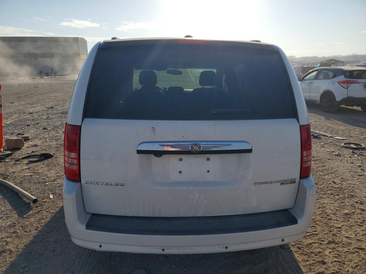 2010 CHRYSLER TOWN & COUNTRY TOURING PLUS photo 6