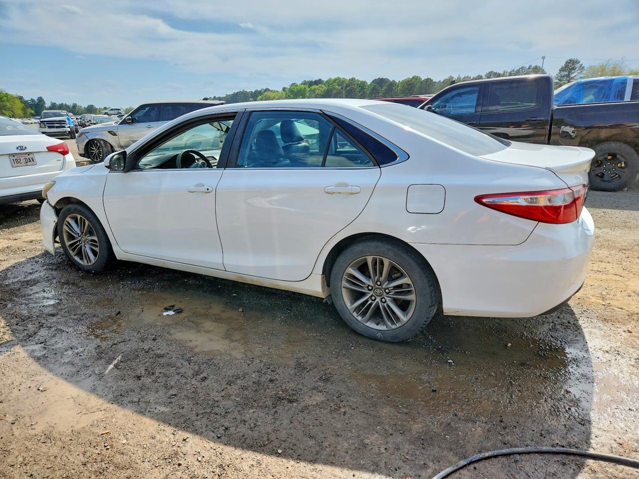 2016 TOYOTA CAMRY SE photo 4
