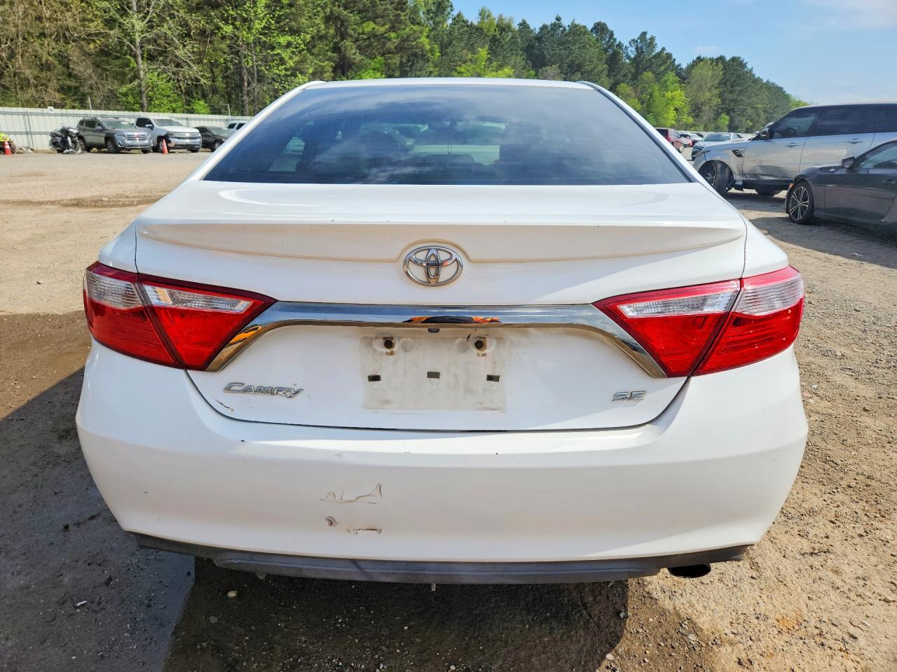 2016 TOYOTA CAMRY SE photo 16
