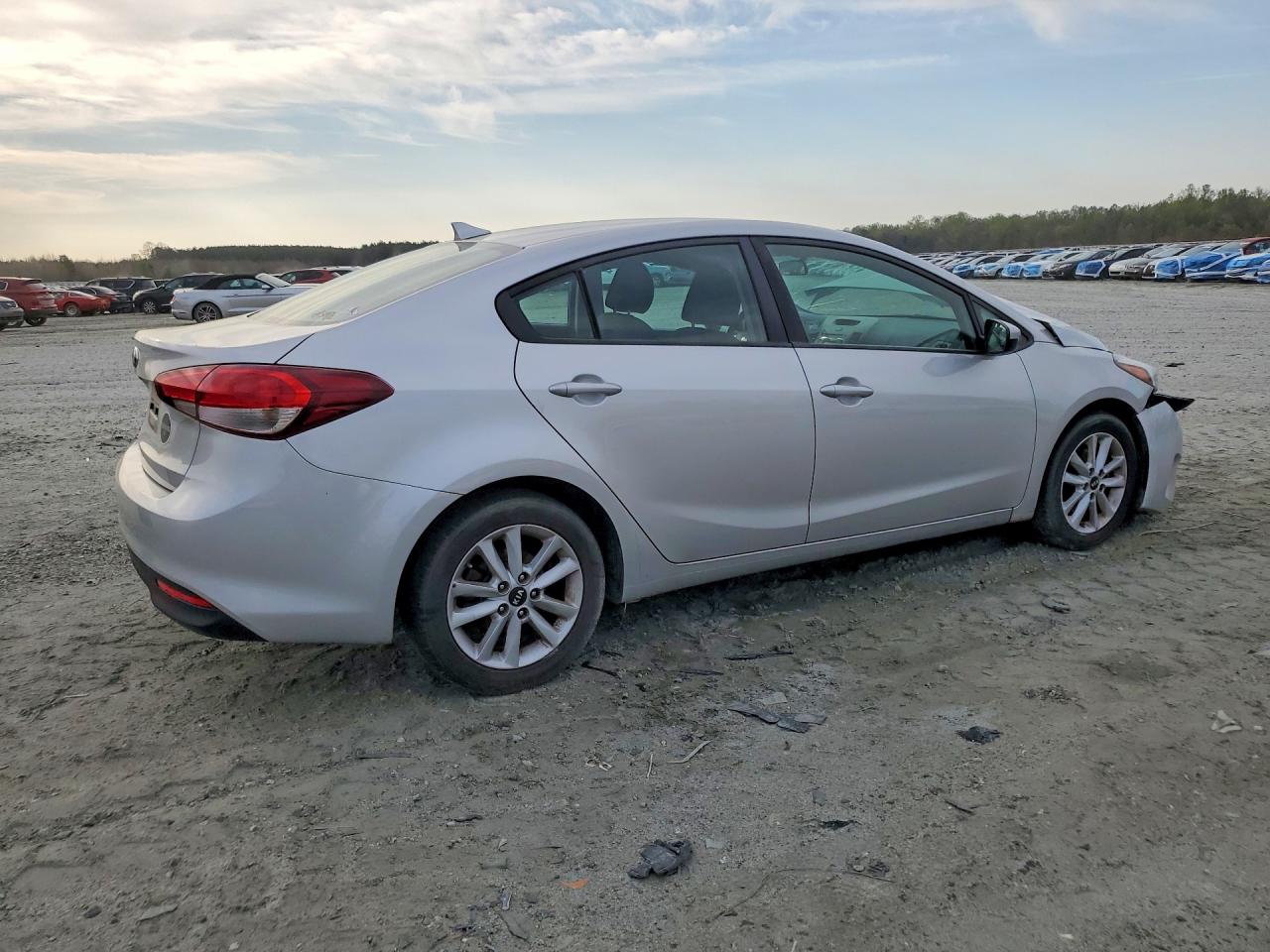2017 KIA FORTE LX photo 3