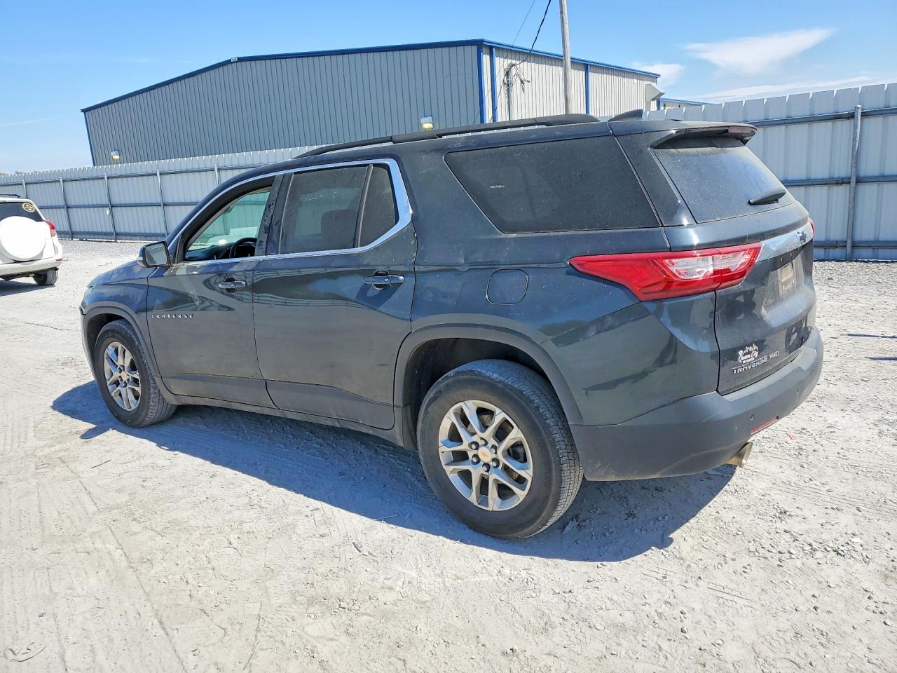 2020 CHEVROLET TRAVERSE LT photo 2