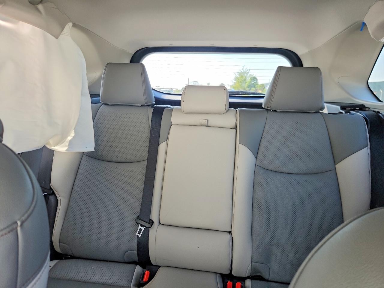 2025 TOYOTA RAV4 XLE photo 19