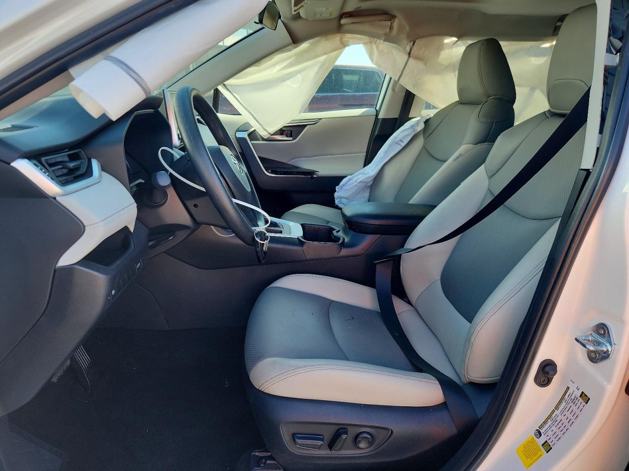 2025 TOYOTA RAV4 XLE photo 13
