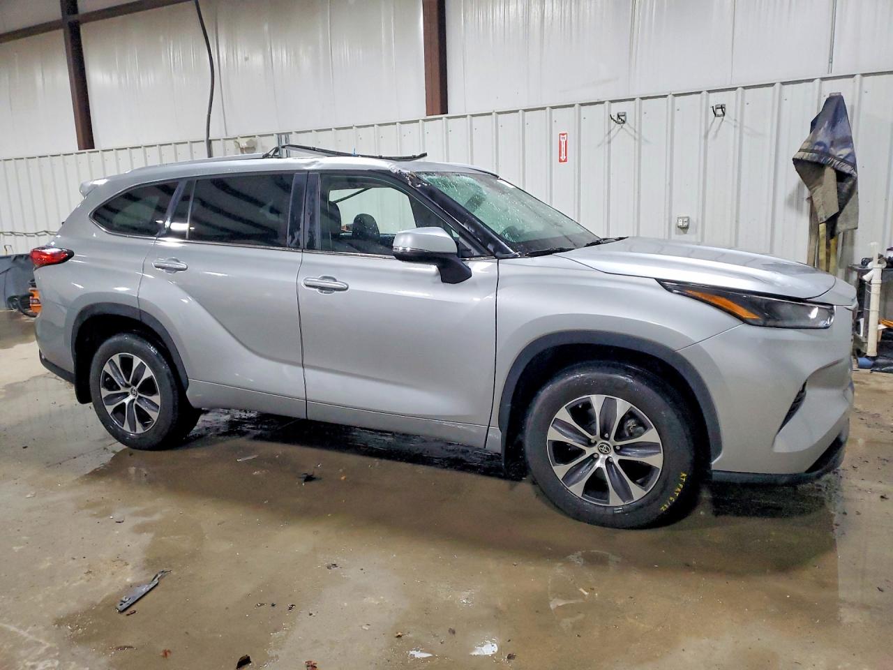 2023 TOYOTA HIGHLANDER XLE photo 4