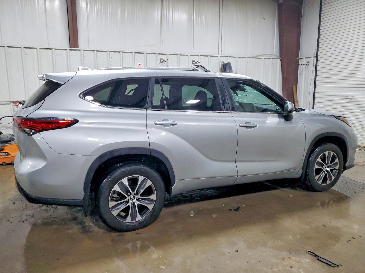 2023 TOYOTA HIGHLANDER XLE photo 3