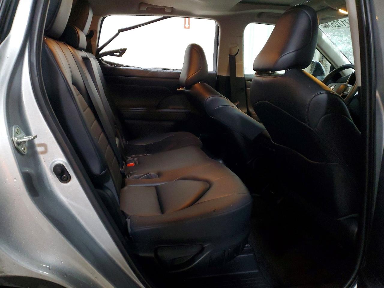 2023 TOYOTA HIGHLANDER XLE photo 11
