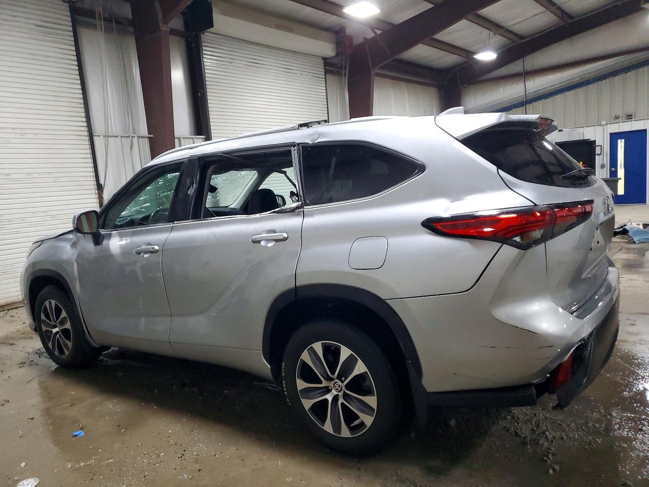 2023 TOYOTA HIGHLANDER XLE photo 2