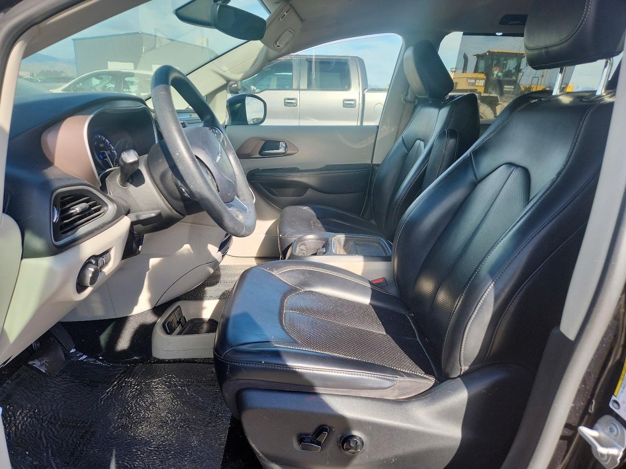2020 CHRYSLER VOYAGER LXI photo 13
