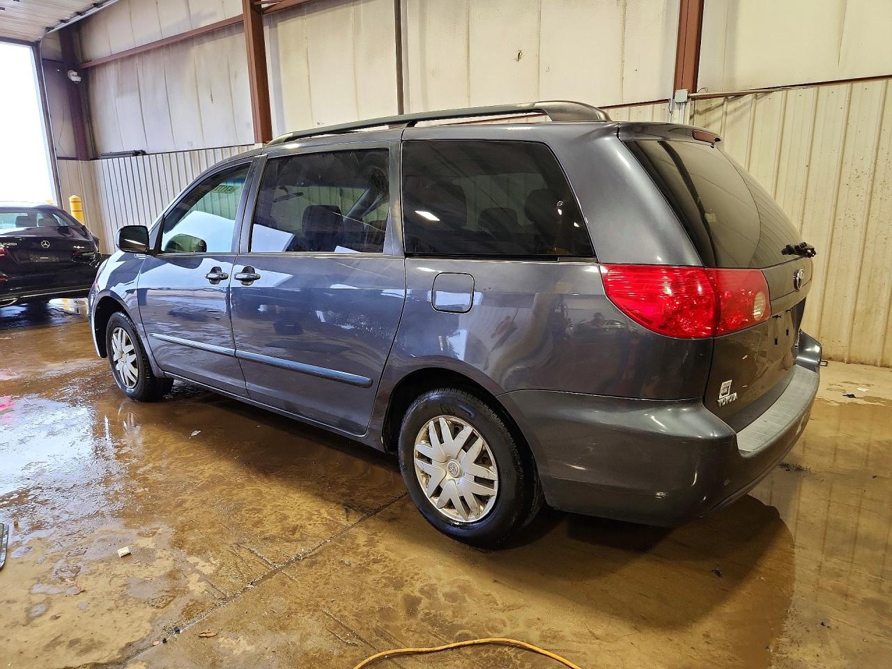 2007 TOYOTA SIENNA LE 8-PASSENGER photo 2