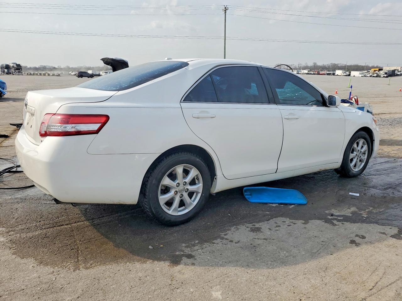 2011 TOYOTA CAMRY LE photo 7