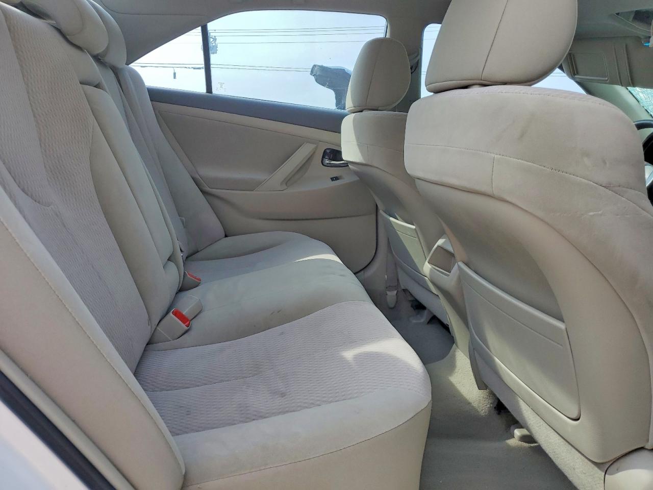 2011 TOYOTA CAMRY LE photo 28