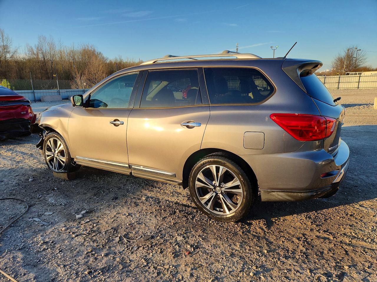 2017 NISSAN PATHFINDER PLATINUM photo 4
