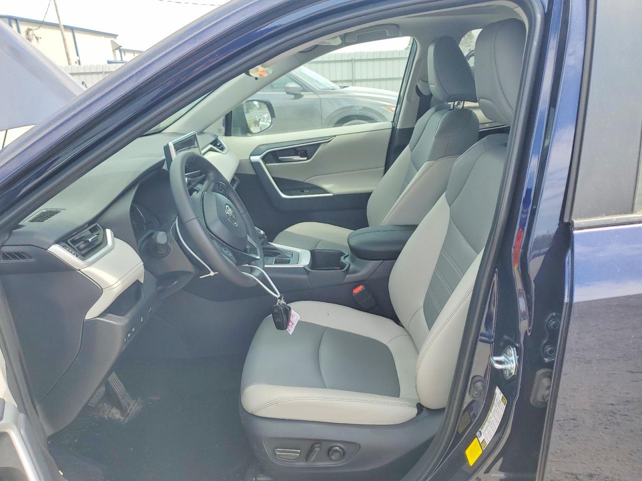 2025 TOYOTA RAV4 XLE PREMIUM photo 7