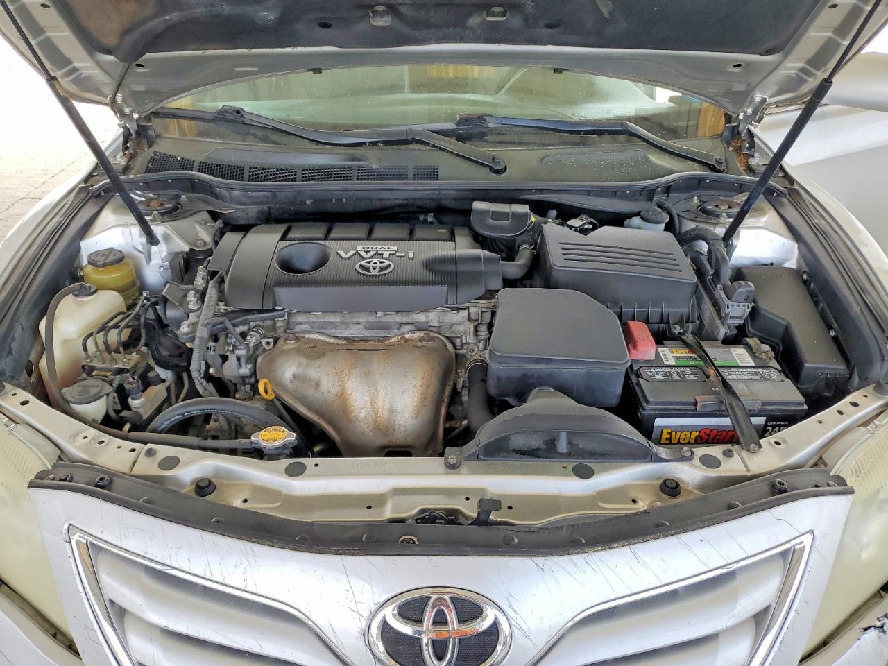 2010 TOYOTA CAMRY LE photo 11