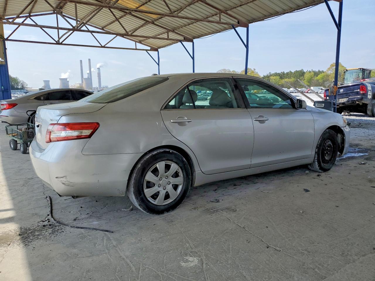 2010 TOYOTA CAMRY LE photo 3