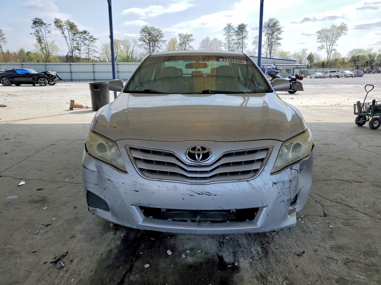 2010 TOYOTA CAMRY LE photo 5