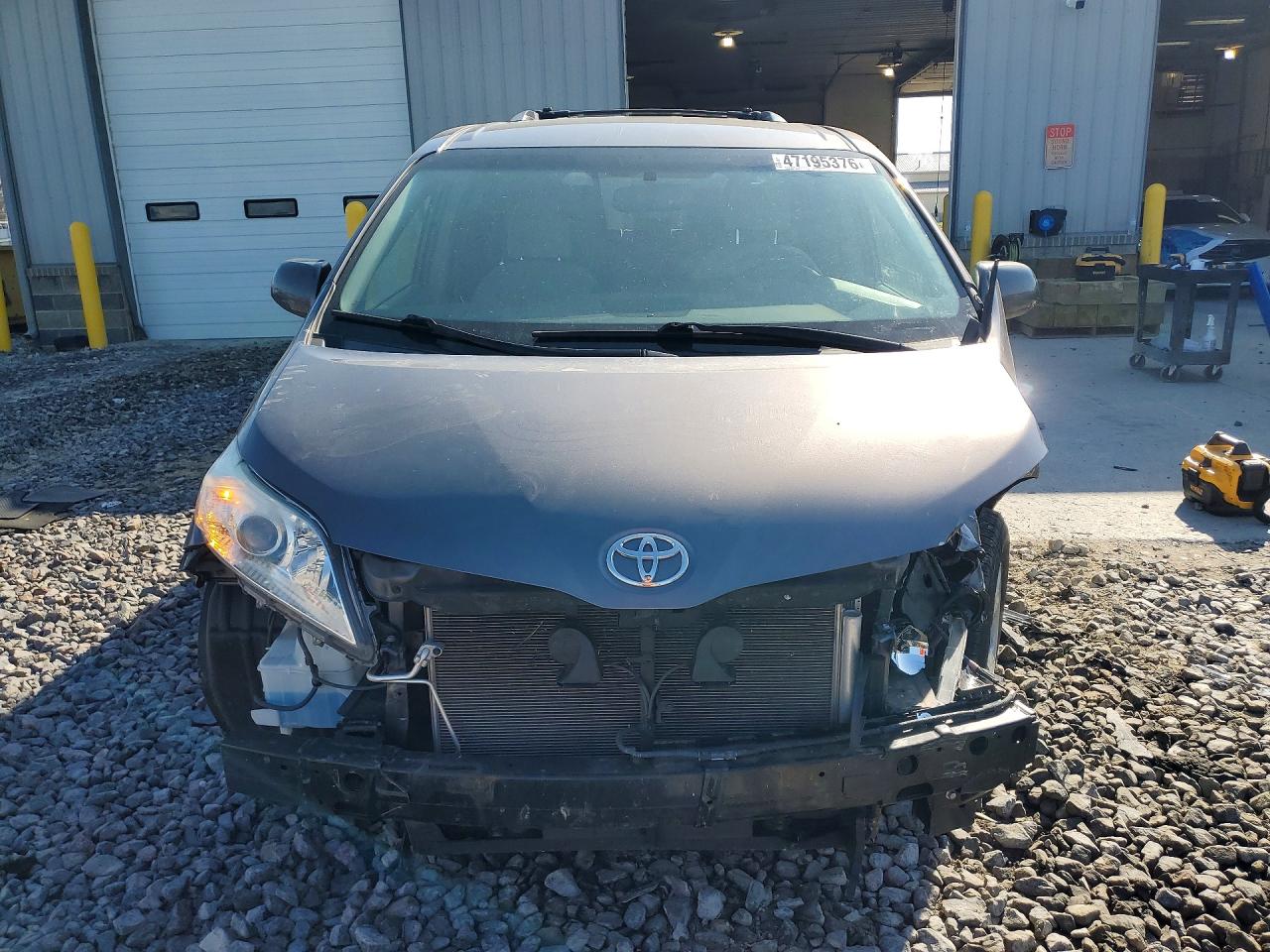 2015 TOYOTA SIENNA LE 8-PASSENGER photo 9