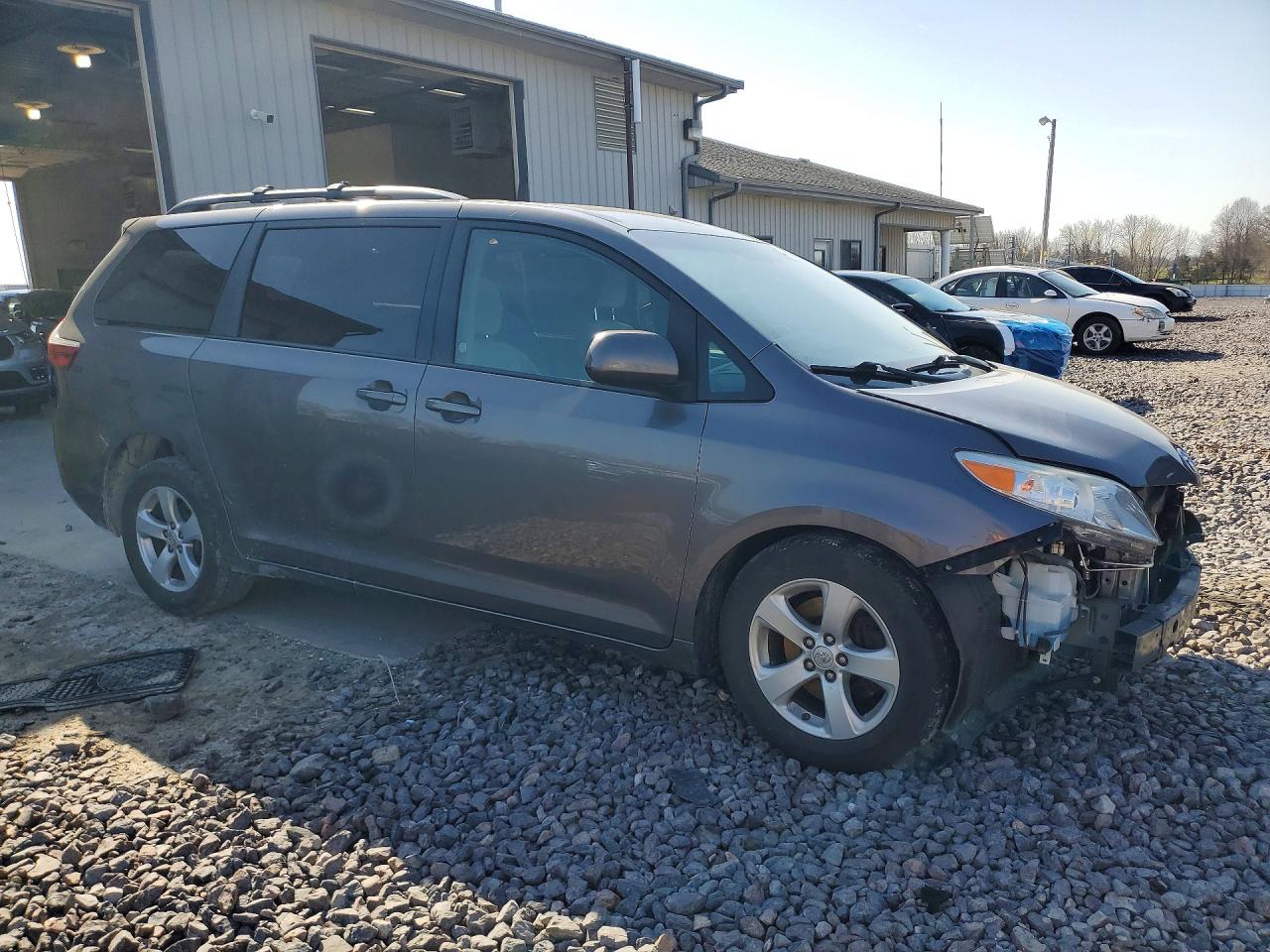 2015 TOYOTA SIENNA LE 8-PASSENGER photo 7