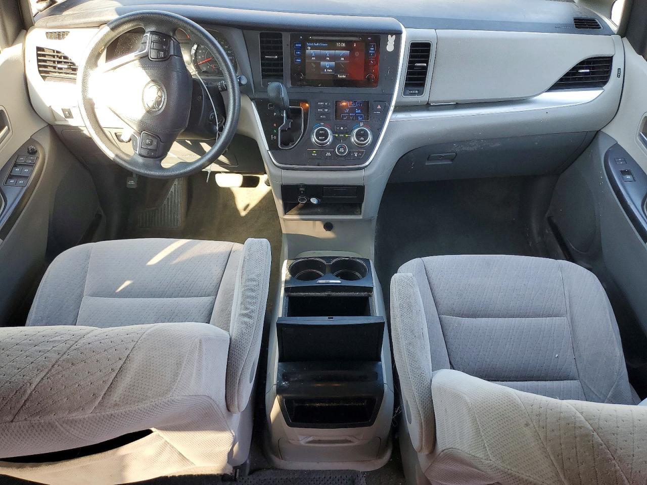 2015 TOYOTA SIENNA LE 8-PASSENGER photo 15