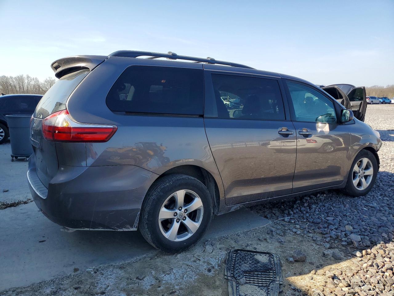 2015 TOYOTA SIENNA LE 8-PASSENGER photo 5