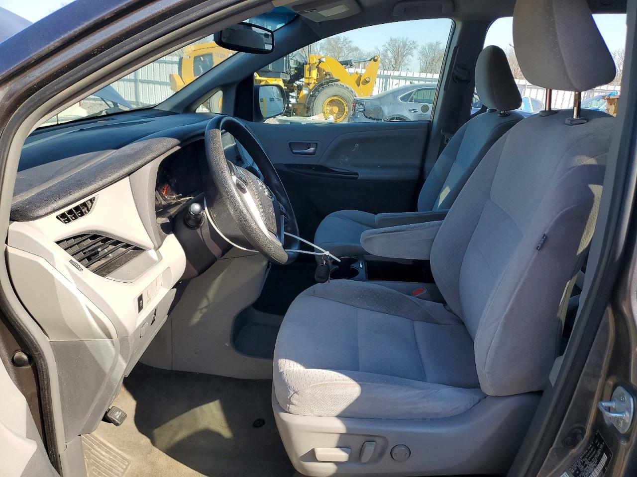 2015 TOYOTA SIENNA LE 8-PASSENGER photo 13