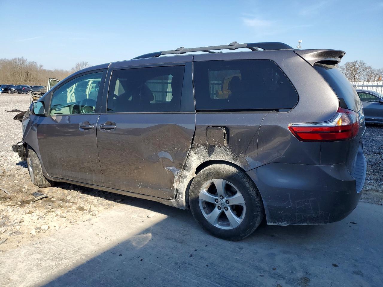 2015 TOYOTA SIENNA LE 8-PASSENGER photo 3