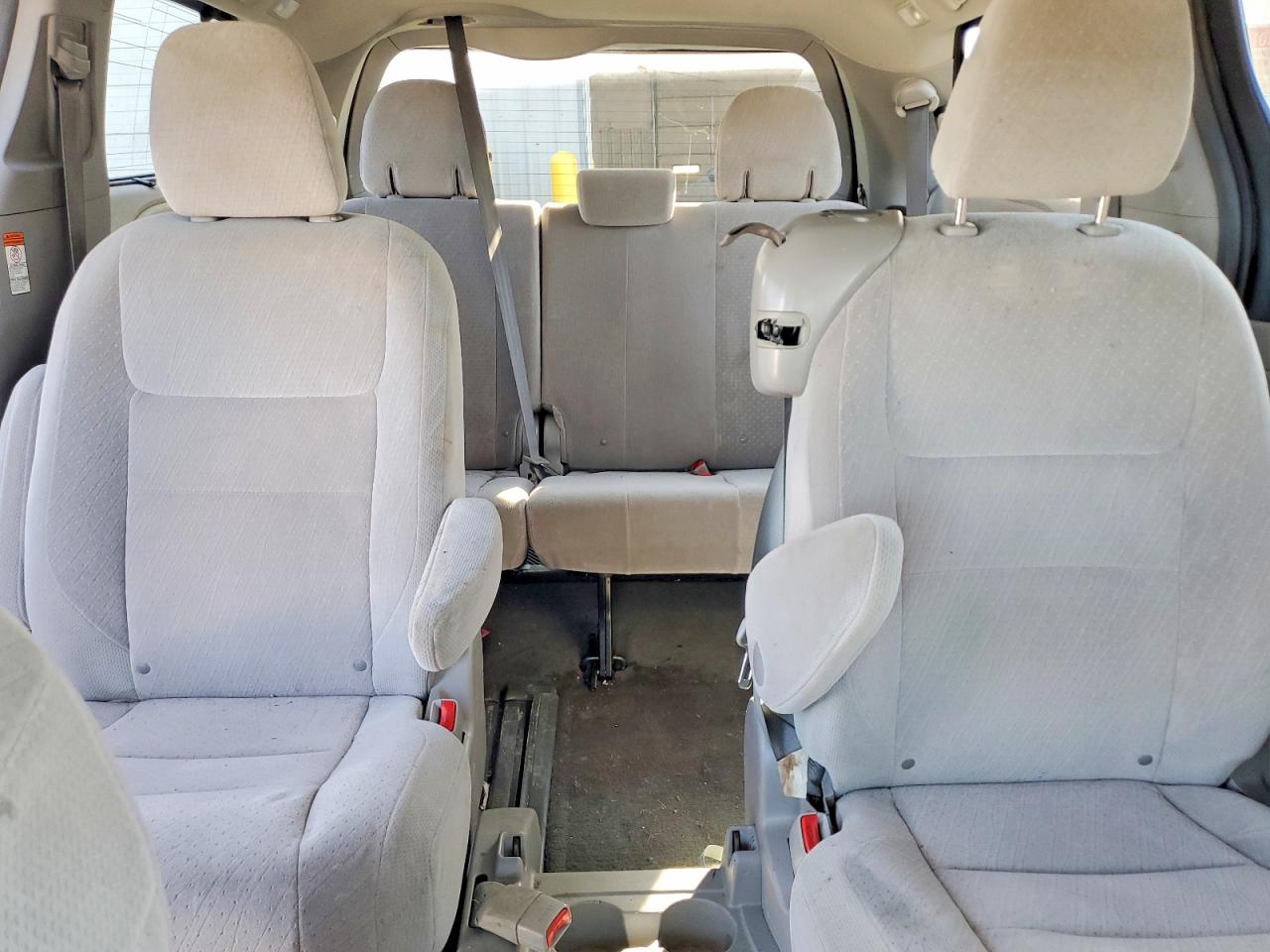 2015 TOYOTA SIENNA LE 8-PASSENGER photo 19