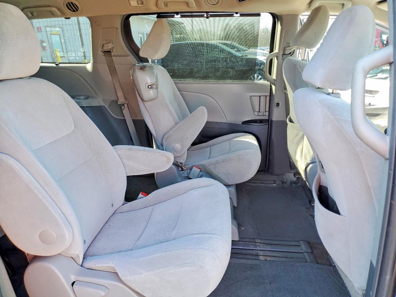 2015 TOYOTA SIENNA LE 8-PASSENGER photo 21