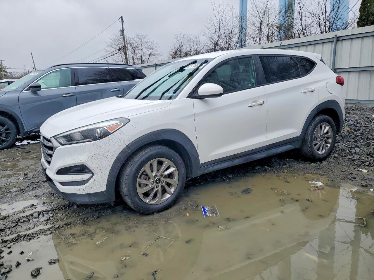 2017 HYUNDAI TUCSON SE photo 2