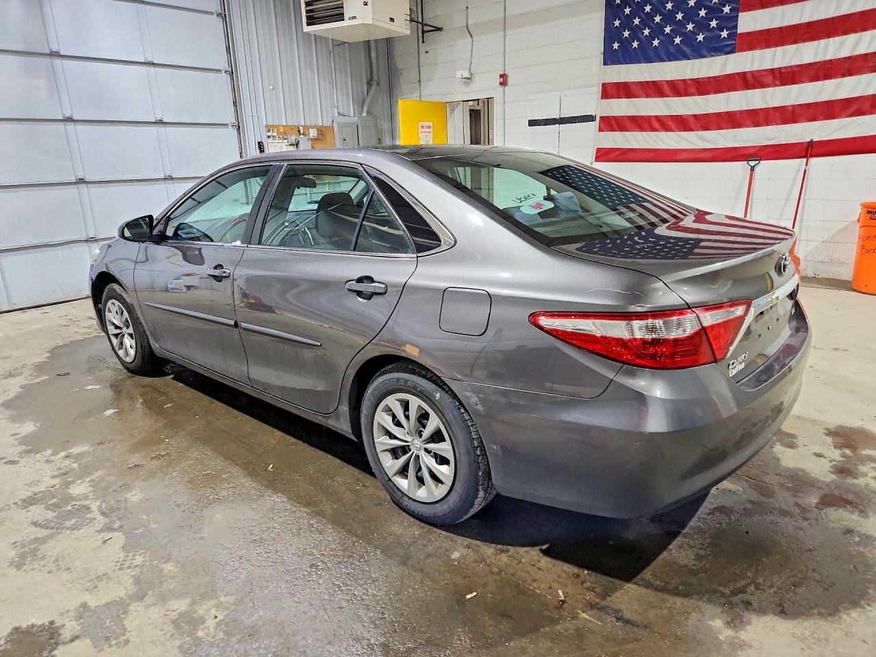 2017 TOYOTA CAMRY LE photo 3