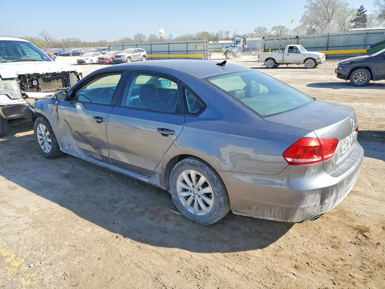 2015 VOLKSWAGEN PASSAT S photo 3