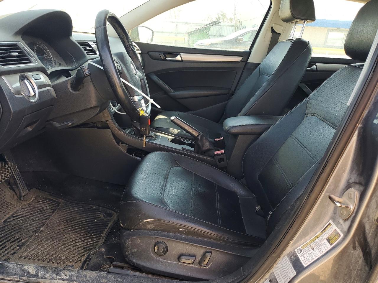 2015 VOLKSWAGEN PASSAT S photo 13