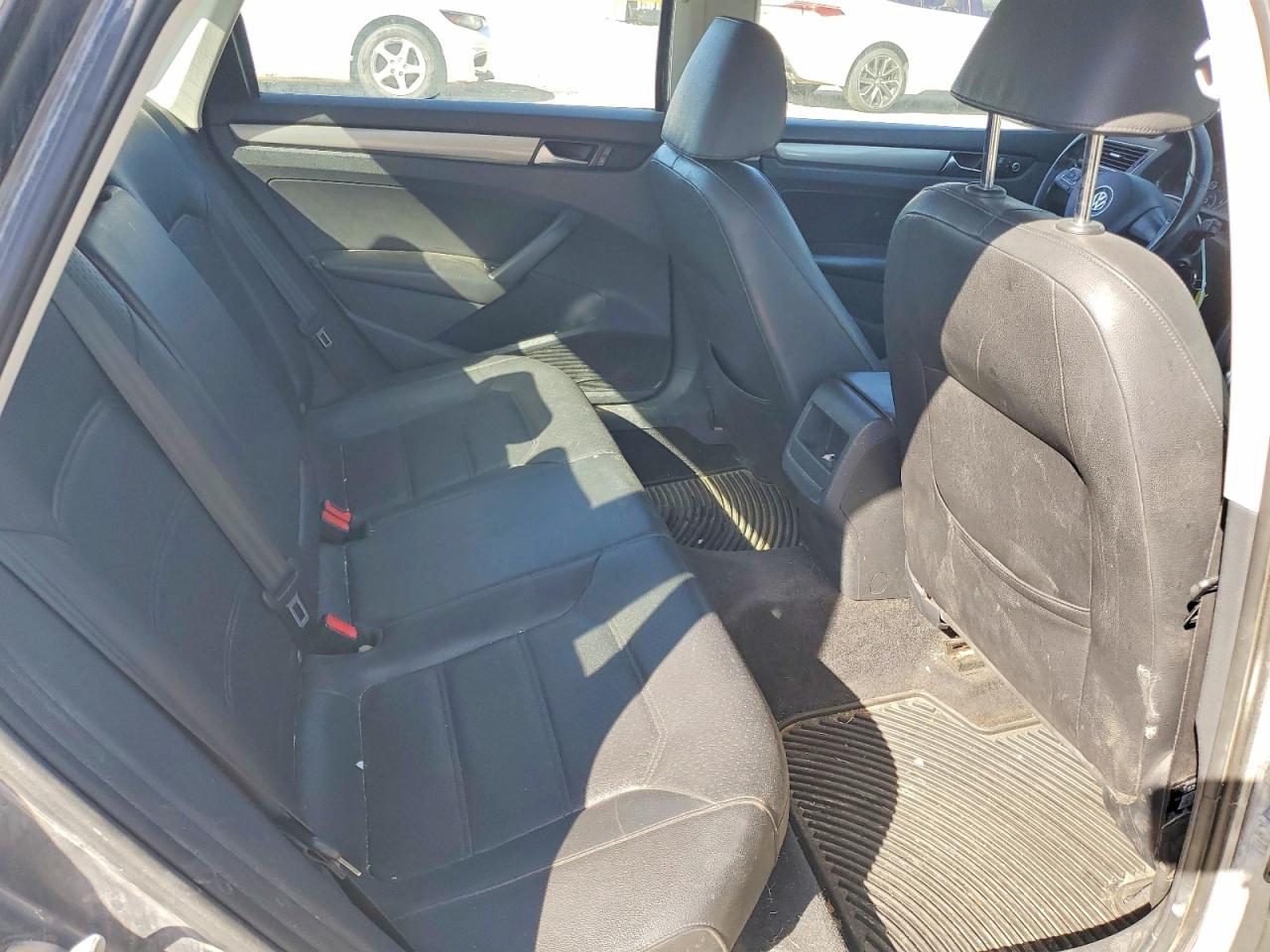 2015 VOLKSWAGEN PASSAT S photo 19