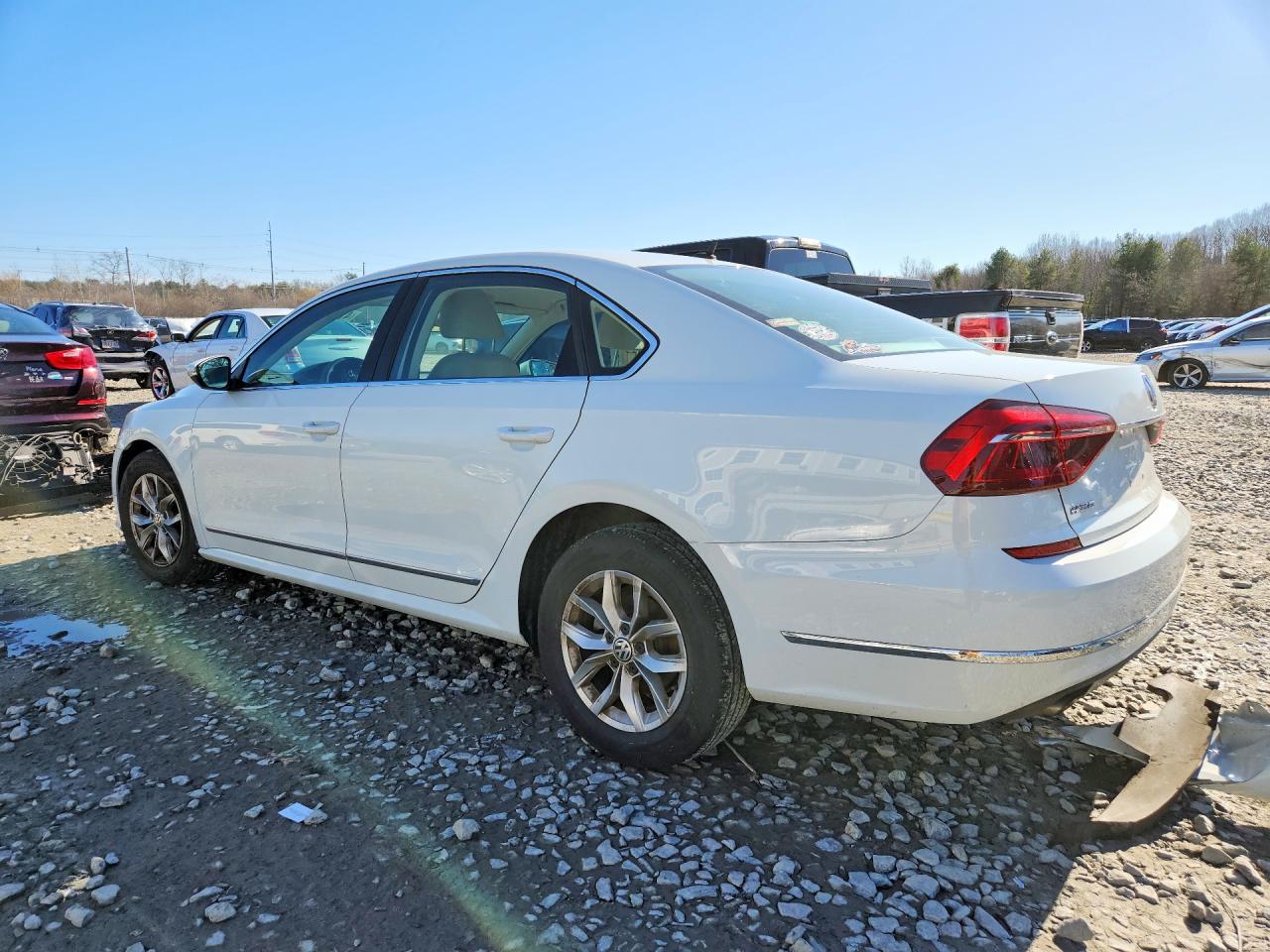 2017 VOLKSWAGEN PASSAT S photo 3