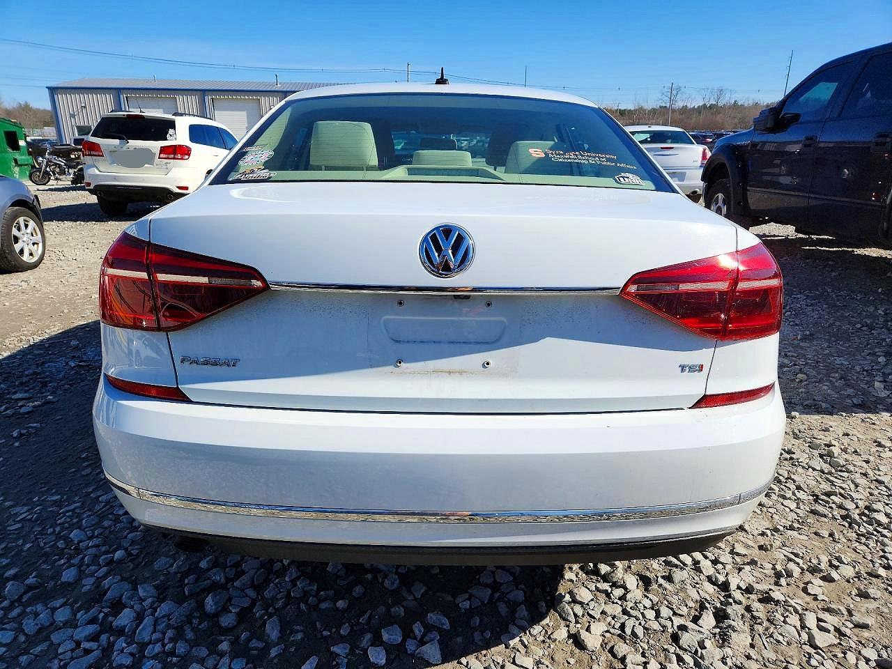 2017 VOLKSWAGEN PASSAT S photo 11