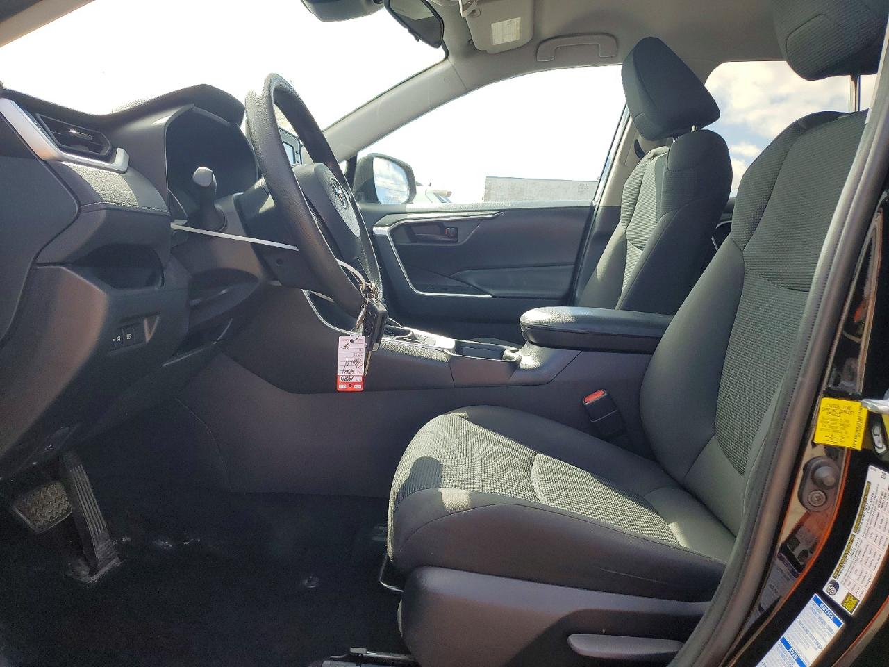 2021 TOYOTA RAV4 LE photo 7