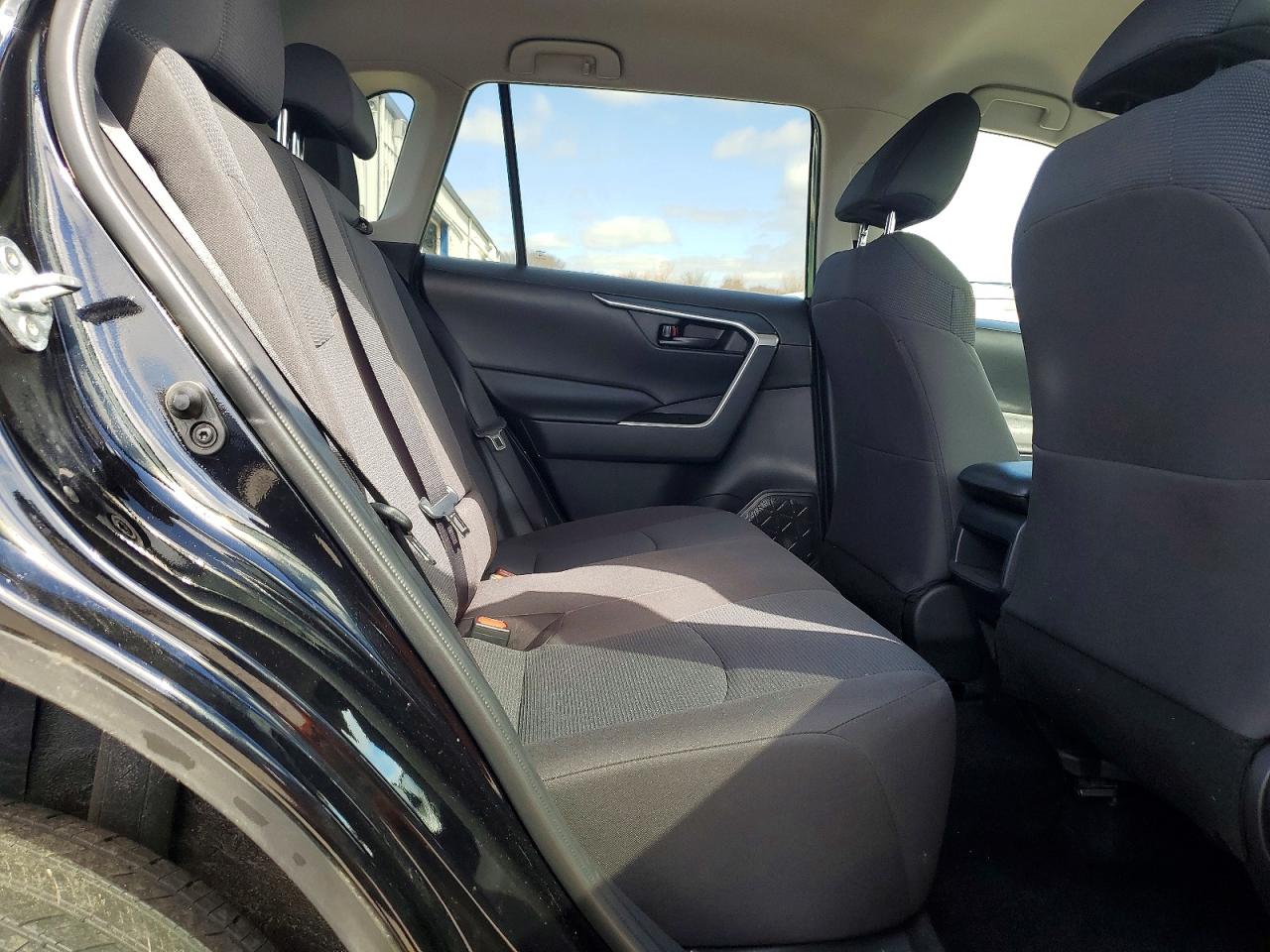 2021 TOYOTA RAV4 LE photo 11