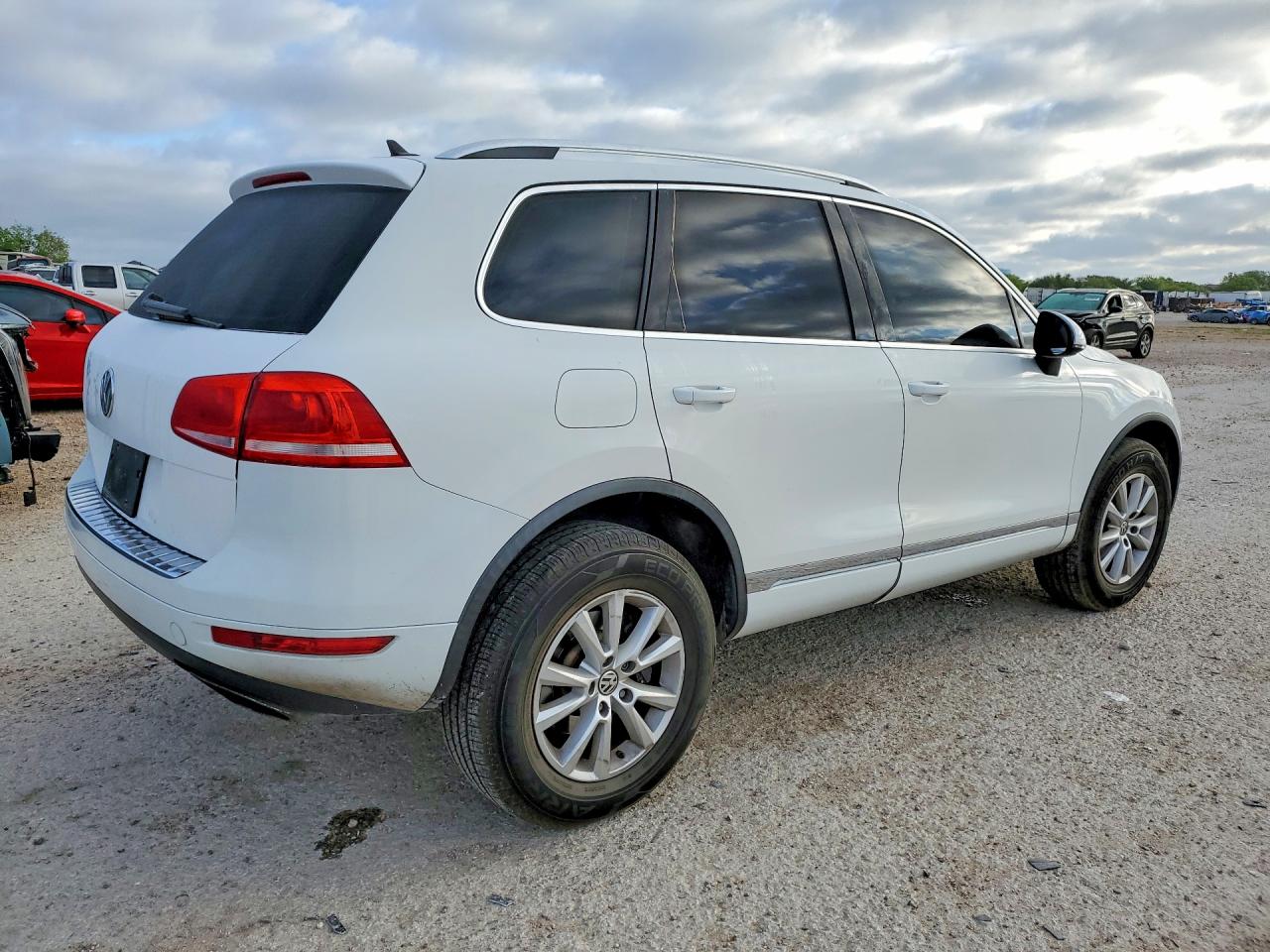 2013 VOLKSWAGEN TOUAREG photo 7