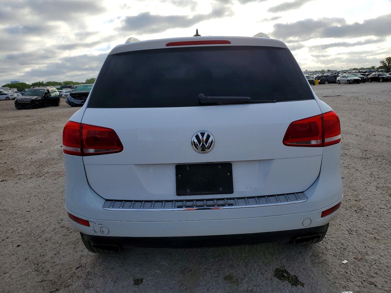 2013 VOLKSWAGEN TOUAREG photo 16