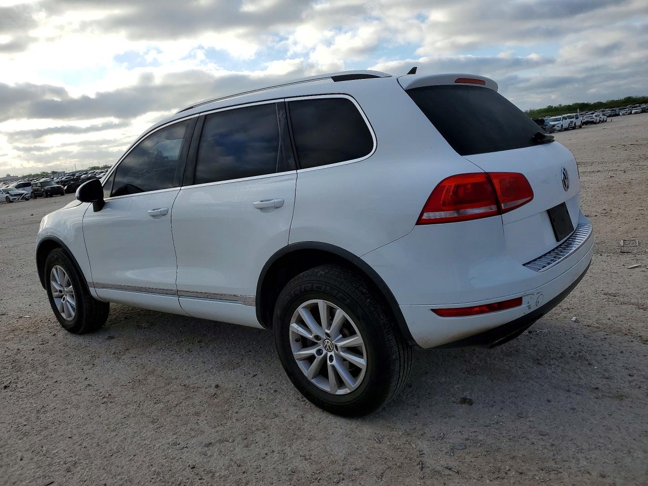 2013 VOLKSWAGEN TOUAREG photo 4